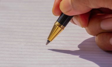 Beyaz kağıda altın kalemle yazmak, seçili odak