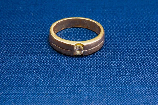 Старое Золотое Кольцо Драгоценным Камнем Синем Коврике Выбранный Фокус — стоковое фото