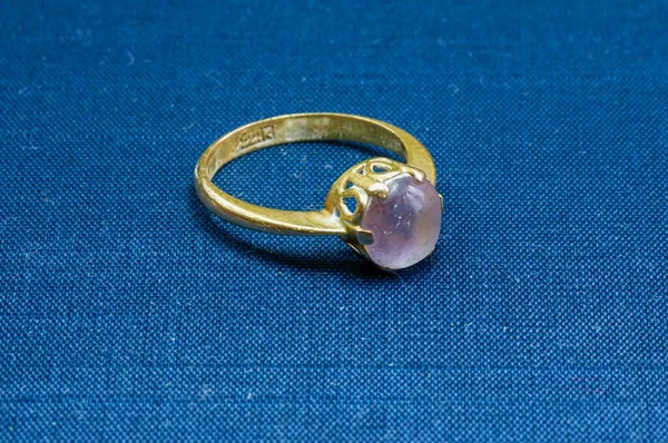 Une Vieille Bague Avec Améthyste Sur Tapis Bleu Mise Point — Photo