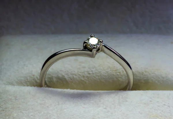 Ένα Λευκό Χρυσό Δαχτυλίδι Ένα Πετράδι Μια Κοσμηματοθήκη Επιλεγμένη Εστίαση — Φωτογραφία Αρχείου