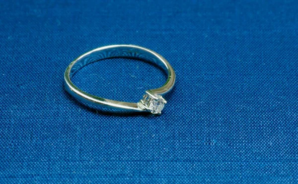 Anillo Oro Blanco Con Una Gema Una Esterilla Azul —  Fotos de Stock