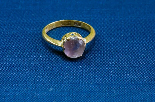 Une Vieille Bague Avec Améthyste Sur Tapis Bleu Mise Point — Photo