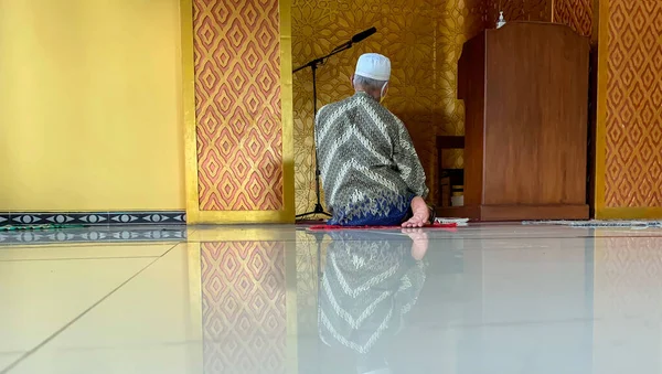 Velho Usando Batik Orando Uma Mesquita Yogyakarta Indonésia — Fotografia de Stock