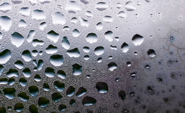 표면에 초점으로 물방울이 떨어진다 — 스톡 사진