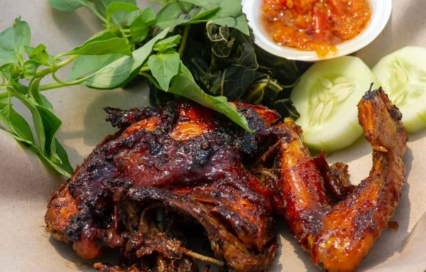 Ayam Panggang Indonesia Dengan Saus Pedas Dan Sayuran — Stok Foto