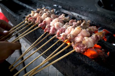Izgara keçi satay, Sate Kambing veya Lamb Satay için hazırlık, Endonezya Yogyakarta 'dan geleneksel bir satay..