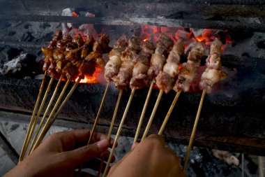 Izgara keçi satay, Sate Kambing veya Lamb Satay için hazırlık, Endonezya Yogyakarta 'dan geleneksel bir satay..