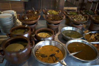 Pişmiş sebzeler, balık, tavuk ve yumurtalar yemeye hazır, Endonezya Yogyakarta 'da lezzetli geleneksel yemekler.