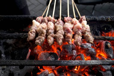 Izgara keçi satay, Sate Kambing veya Lamb Satay için hazırlık, Endonezya Yogyakarta 'dan geleneksel bir satay..