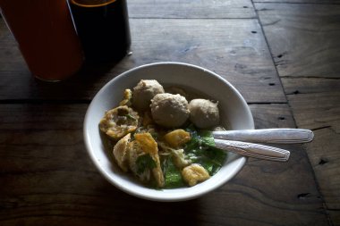 Endonezya sokak yemekleri, Mie Ayam, köfteli erişte ve tavuk..