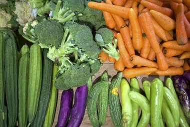 Yogyakarta, Endonezya 'daki geleneksel pazarda taze renkli sebzeler. Gıda arkaplanı.