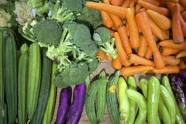 Yogyakarta, Endonezya 'daki geleneksel pazarda taze renkli sebzeler. Gıda arkaplanı.