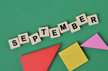 Tahta blokların ve kare harflerin üst görünümü.