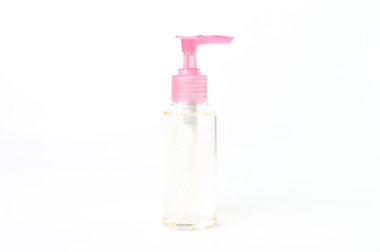 Beyaz arka planda saf hindistan cevizi yağı şişesi.