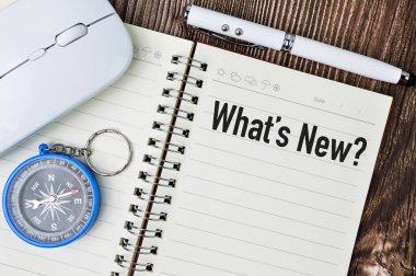 Not defteri soruyla yazılmış. Ne var ne yok? ahşap arkaplan.