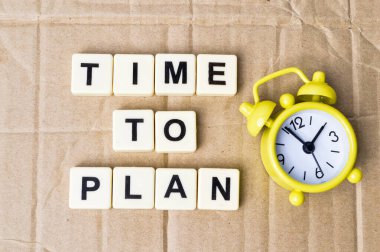 Saat ve kare harflerin üst görünümü ve planlanacak metin zamanı.