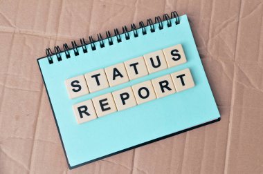 Not defteri ve kare harflerin üst görünümü ve metin durumu özeti.