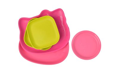 Beyaz arka planda pembe tabağın üst görüntüsü. Saklama kabı markası.