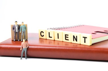 Beyaz arka planda pembe tabağın üst görüntüsü. Saklama kabı markası.