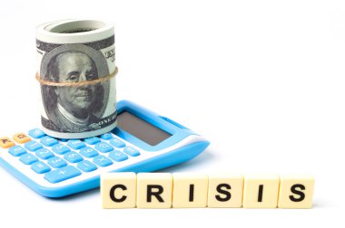 Beyaz arka planda pembe tabağın üst görüntüsü. Saklama kabı markası.