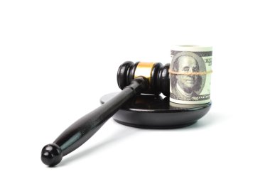 Yargıç Tokmak ve para banknotları beyaz arka planda. Seçici odak