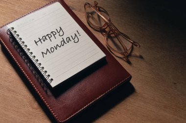 Gözlüklerin üst açı görünümü ve metin ile yazılmış defterler Mutlu Pazartesi!