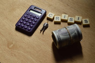 Para banknotuna bakış açısı. insanlar minyatür, hesap makinesi ve kare harfli metin CRISIS.