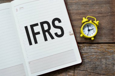 Metin ile yazılmış Not Defteri IFRS Uluslararası Finansal Habercilik Standartları anlamına gelir