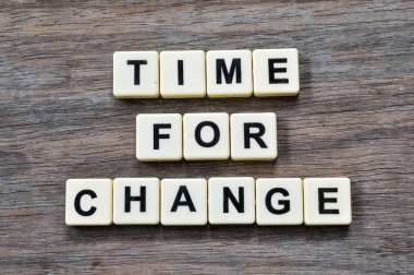 Değişiklik için metin zamanı olan kare harflerin üst görünümü.