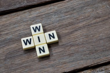 Metin Kazanan ile kare harflerin üst açı görünümü.