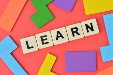 Renkli ahşap bloklar ve metinli kare harfler..