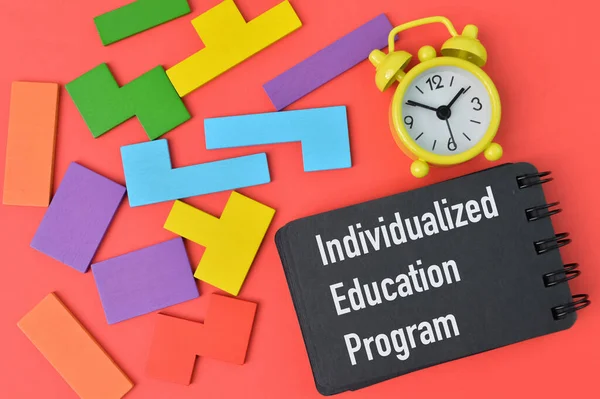 Renkli ahşap bloklar, saat ve defter INDIVIDUALIZED EĞİTİM PROGRAM