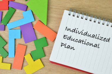 INDIVIDUALİZED EĞİTİM PROGRAM ile yazılmış bir defter. Üst görünüm.