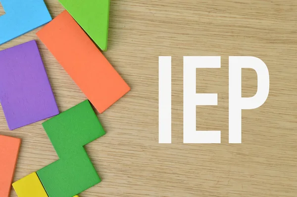 IEP ile yazılmış tahta bloklar Bireysel Eğitim Programı anlamına geliyor