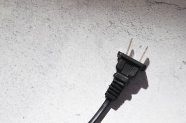 Gri arkaplan üzerinde elektrik prizi.