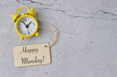 Saat ve tahta etiket Mutlu Pazartesiler ile yazılmış!.