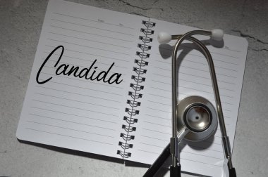 Stetoskop ve defter, Kanada metniyle yazılmış..