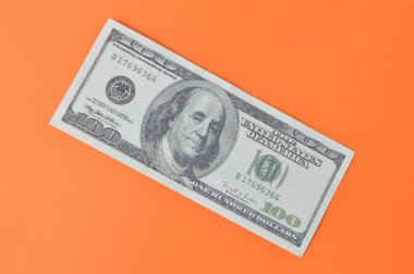 Turuncu arka planda para banknotu.