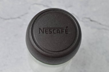 Klang, Malezya: 5 Mart 2021 Nescafe şişesinin gri arkaplan üzerindeki görüntüsü