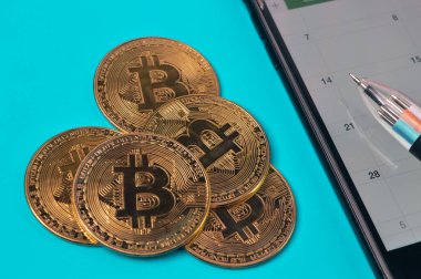 Mavi arka planda bir sürü bitcoin var. İş konsepti.