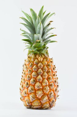 Beyaz arka planda taze ananas.