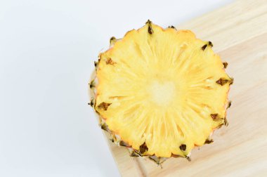 Beyaz arka planda ananas dilimleri. Tropik meyve.