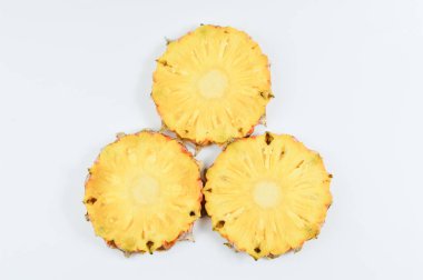 Beyaz arka planda taze ananas dilimleri. Tropik meyve.