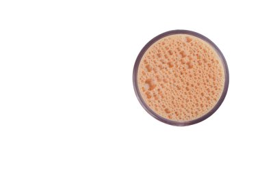 Beyaz arka planda sütlü çay. Üst görünüm.