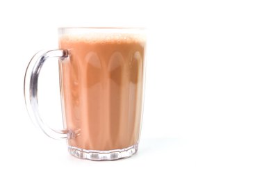 Beyaz arka planda sütlü çay. Yan görünüm.