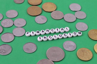 Yazılı madeni paralar ve alfabe boncukları FINANCIAL INCUSION.