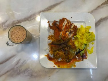 Popüler Nasi Kandar ya da Kandar Rice 'ın yakın çekimleri. Seçici odak.