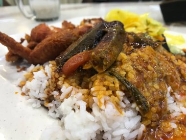 Popüler Nasi Kandar ya da Kandar Rice 'ın yakın çekimleri. Seçici odak.