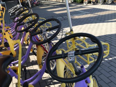 Sokakta kiralık bisikletler. Güneşli bir gün.