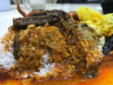 Nasi Kandar ya da Kandar Rice 'ın sıcak körili yakın görüntüsü.
